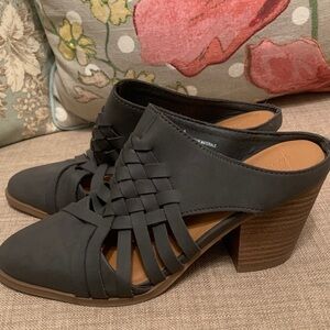 Universal Threads Gray Woven Leather Mules
